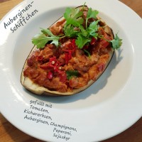 Auberginen-Schiffchen_Kichererbsen_Tomaten_Peperoni